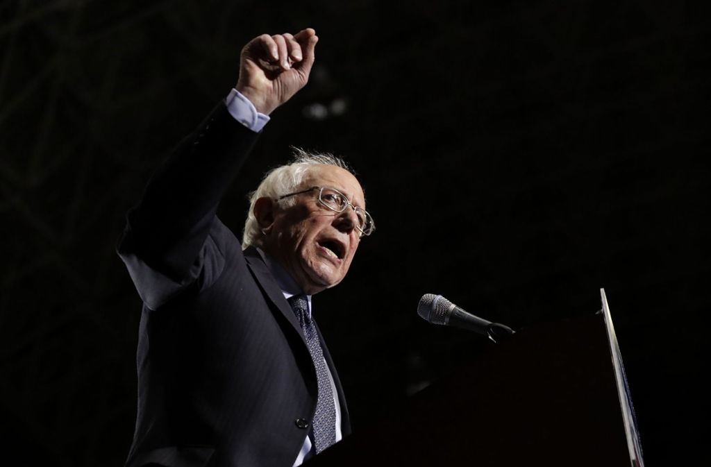 Bernie Sanders: Der unabhängige Senator von Vermont, der politisch weit links rangiert, hatte 2016 Hillary Clinton das Leben bei den demokratischen Vorwahlen schwer gemacht. Jetzt will es der 77-Jährige noch einmal wissen. Sanders bezeichnet sich selbst als einen demokratischen Sozialisten und so ist auch sein Programm.