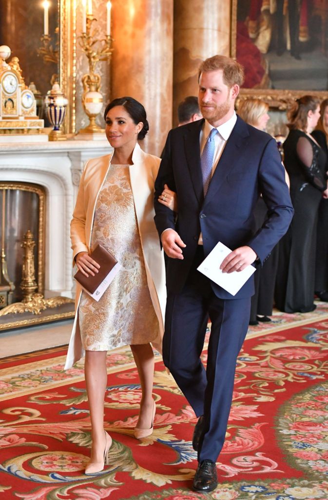 Die Herzogin von Sussex verhüllte ihren Babybauch in einem golden-silbrigen Brokatkleid.