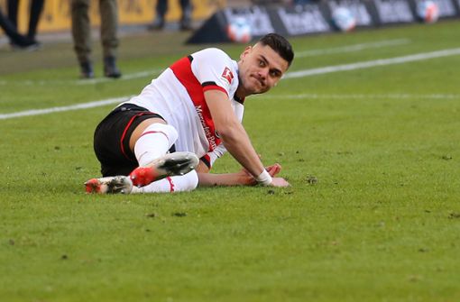 Konstantinos Mavropanos (VfB) während der Partie gegen RB Leipzig am Boden. Foto: Pressefoto Baumann/Julia Rahn