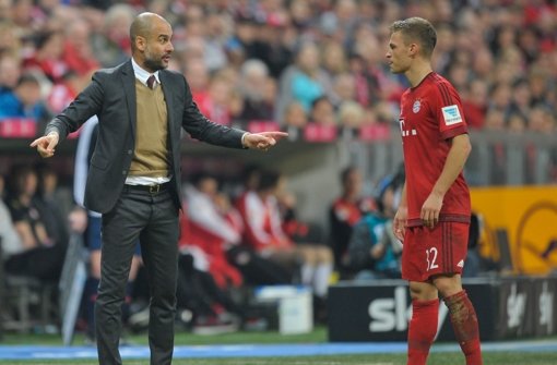 Anweisungen vom Meister: der Bayern-Trainer Pep Guardiola (links) zeigt Joshua Kimmich, was er zu tun hat. Foto: Getty