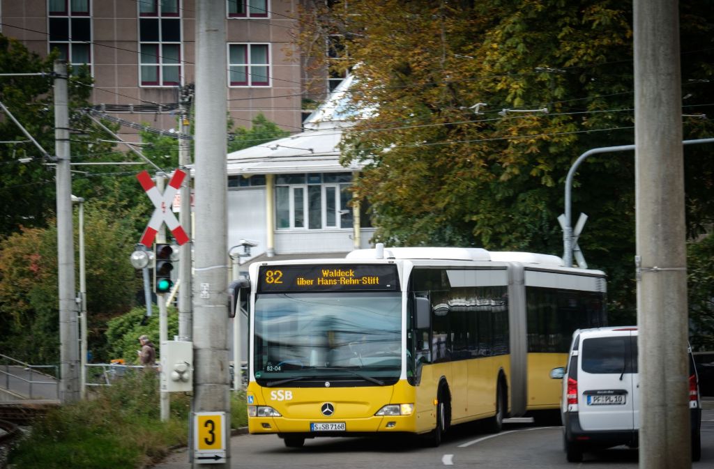 Auch Busse halten am Vaihinger Bahnhof.