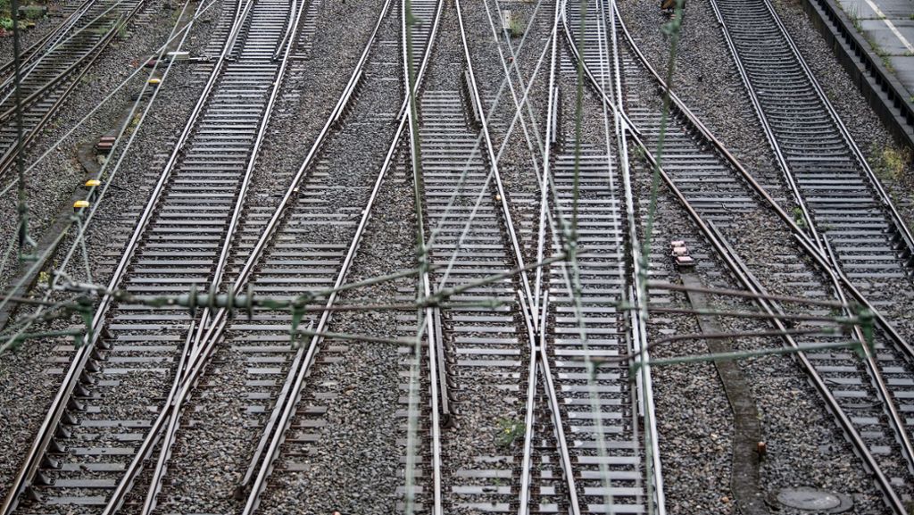 Betrunkene Frau auf den Gleisen: Zug in Ulm legt Vollbremsung ein