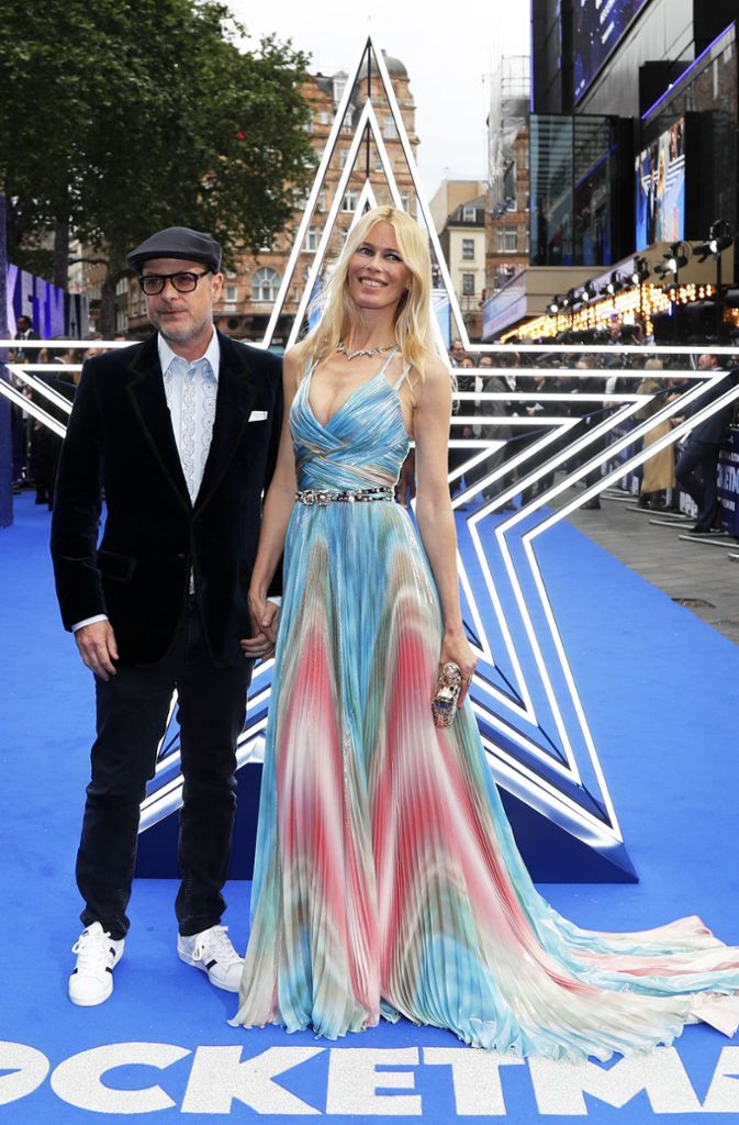 Zusammen mit ihrem Ehemann David Furnish zeigte sich das Model auf dem blauen Teppich.