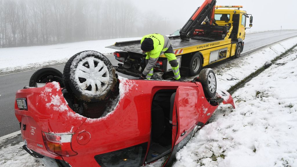 Wintereinbruch in Deutschland: Schnee und Eis sorgen für Chaos auf den Straßen