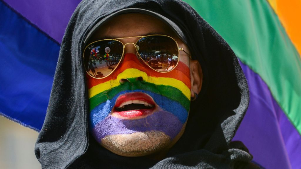  Während die Demonstration der schwul-lesbischen Community in Istanbul mit Tränengas und Wasserwerfern gestoppt wurde, fanden rund um Lateinamerika große Pride-Veranstaltungen statt. 