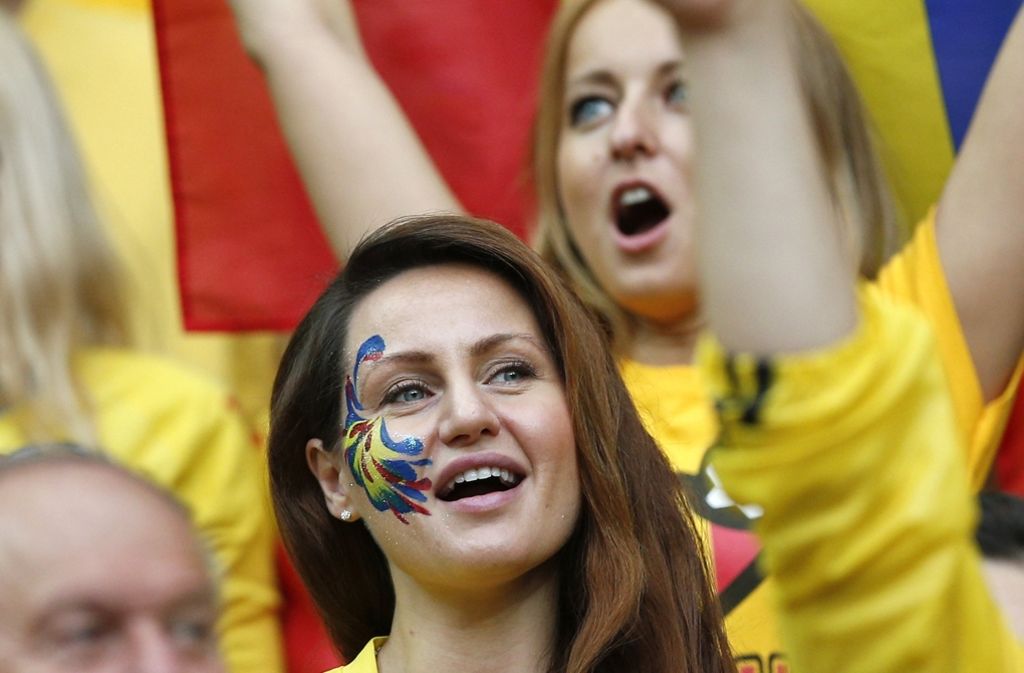 Romänische Fans feiern ihr Team.