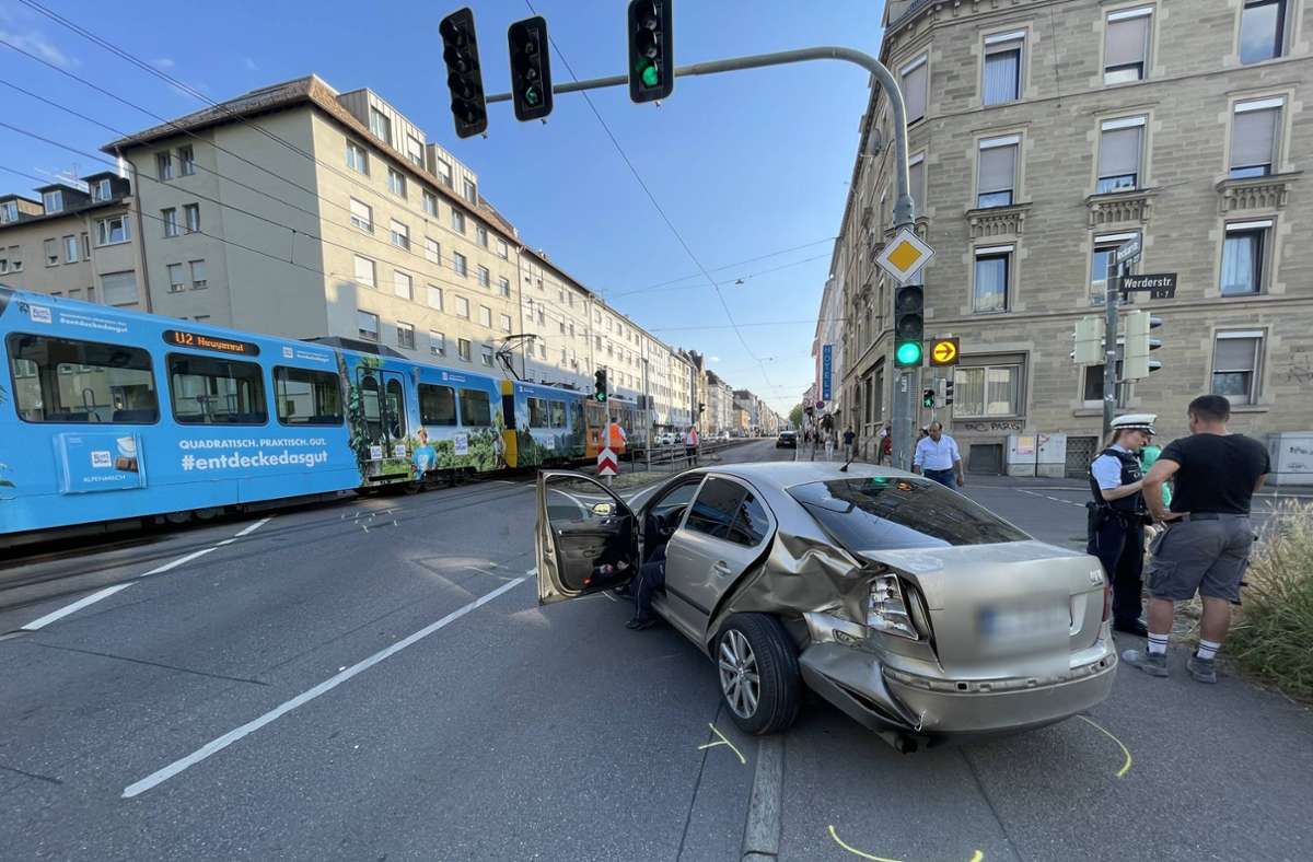 In Stuttgart ist es am Freitag zu einem Unfall zwischen einem Auto und einer Stadtbahn gekommen.
