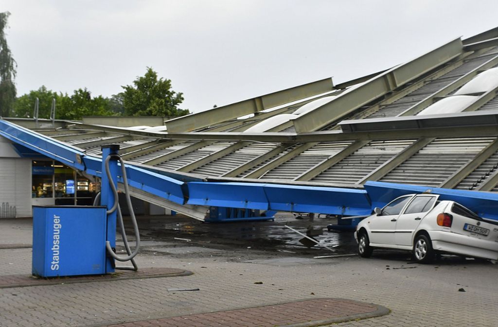 In Aachen ist das Dach einer Tankstelle weggeknickt.