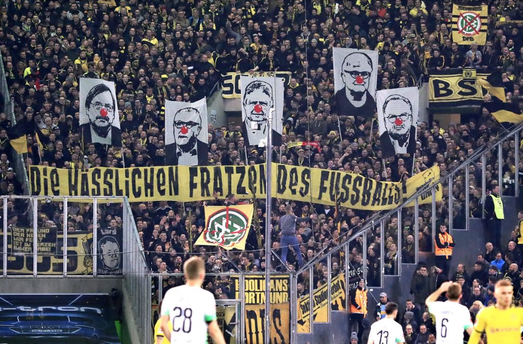 „Die hässlichen Fratzen des Fußballs.“ (Dortmund-Fans zeigen unter anderem Hopp, Bayern-Boss Karl-Heinz Rummenigge und DFB-Präsident Fritz Keller mit roten Clownsnasen).