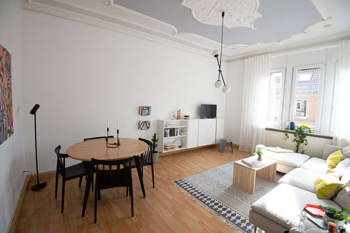 Das Wohnzimmmer ist hell und minimalistisch eingerichtet, ...