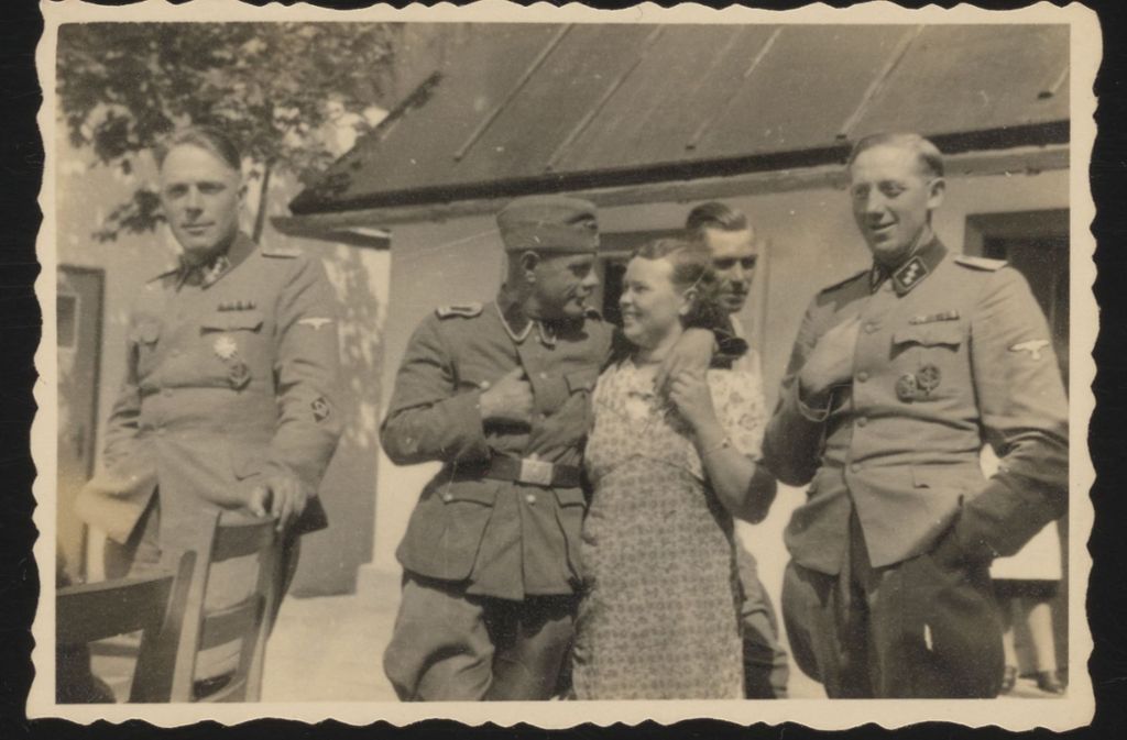Kommandant Franz Reichleitner (links), Erich Bauer, der sich selbst nach 1945 als „Gasmeister von Sobibor“ bezeichnete (Mitte, mit einer Küchenangestellten) und Johann Niemann (rechts).
