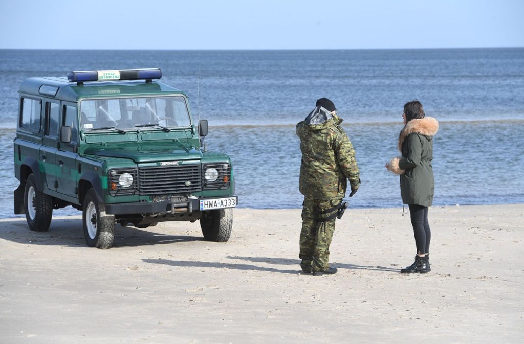 Polnische Beamte stehen am Strand zwischen Ahlbeck und Swinoujscie (Swinemünde) auf der Insel Usedom.