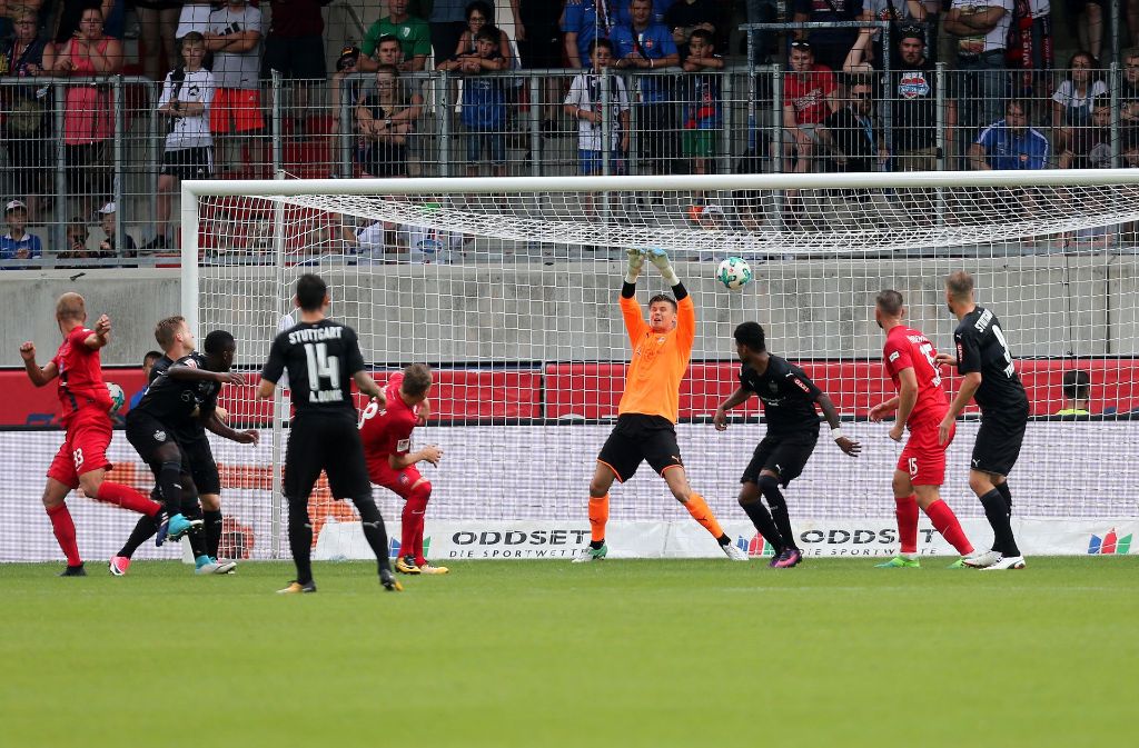 Das Tor zum 2:1 durch Timo Beermann (Heidenheim, links), Torwart Mitchell Langerak (VfB) kann den Ball nicht mehr halten.