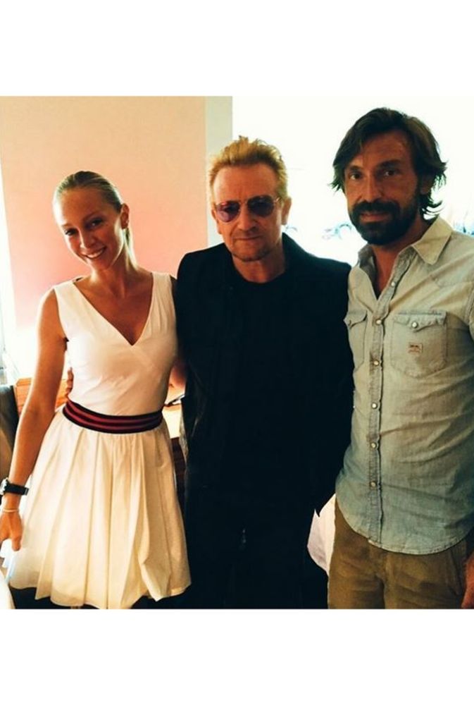 Andrea Pirlo mit dem Sänger Bono (Mitte) und seiner Freundin Valentina Baldini.