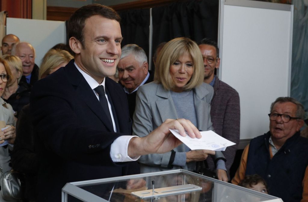 Emmanuel Macron und seine Frau bei der Stimmabgabe.