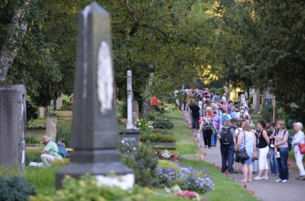 Unter dem Motto Berührungen auf dem Friedhof fand am Donnerstagabend die Kirchentags Veranstaltung Da legschd di niedr! auf dem Pragfriedhof statt.