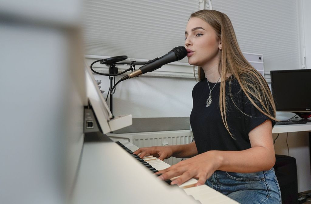 Kiara Huber schreibt eigene Lieder und spielt sie selbst am Klavier. Bevor die richtige Musikkarriere beginnen soll,  will sie jedoch erst das Abitur machen. Foto: factum