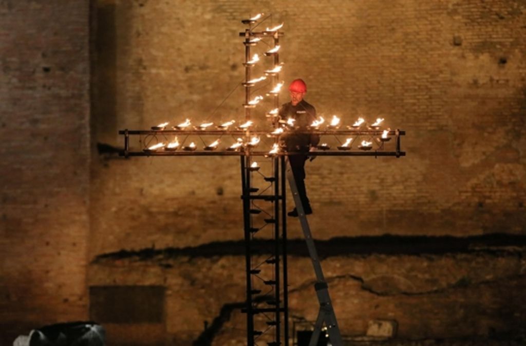 In der Via Crucis in Rom wird anlässlich des Karfreitags ein Kreuz entzündet.