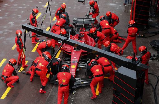 Zu spät für Feuchtreifen, zu früh für Slicks: Die Ferrari-Crew beim ersten Boxenstopp von Charles Leclerc in Monaco. Foto: IMAGO/ /Steven Tee