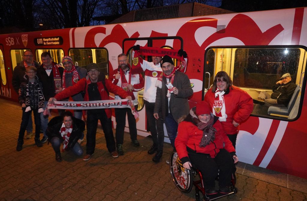 Die Fans des VfB Stuttgart vor der weiß-roten U11.