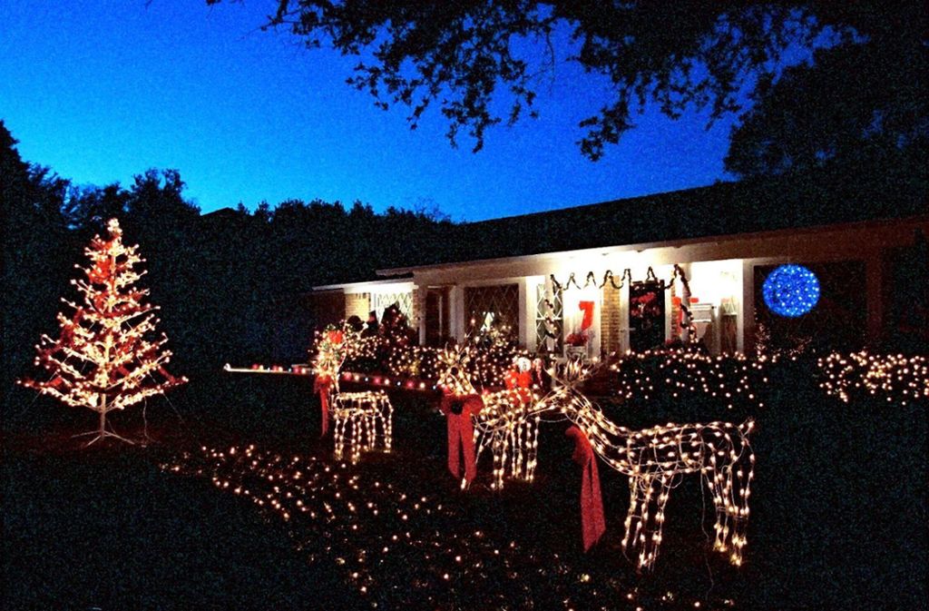 Eine Weihnachtsbeleuchtung im Vorgarten eine US-amerikanischen Familie in Fort Worth/Texas. Nur wenige Tiere schlagen derart auf die Stromrechnung.