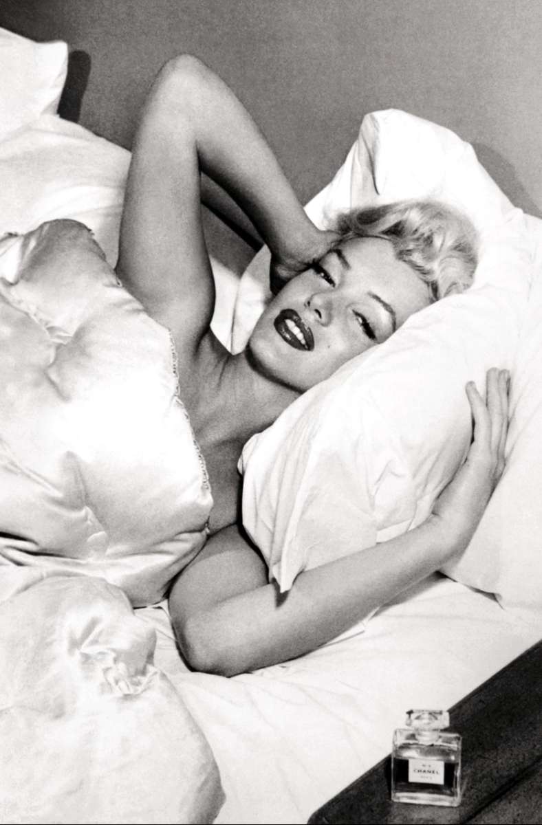 Marilyn Monroe macht sogar gratis Werbung für Chanel No. 5: Ihr Ausspruch „Zum Schlafen trage ich nur ein paar Tropfen Chanel No. 5“ lässt die Verkaufszahlen explodieren. 