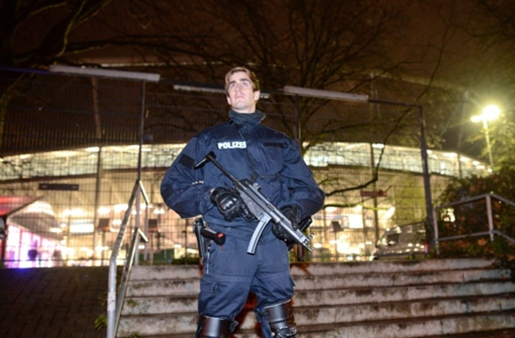 Ein Polizist steht vor der HDI-Arena in Hannover.
