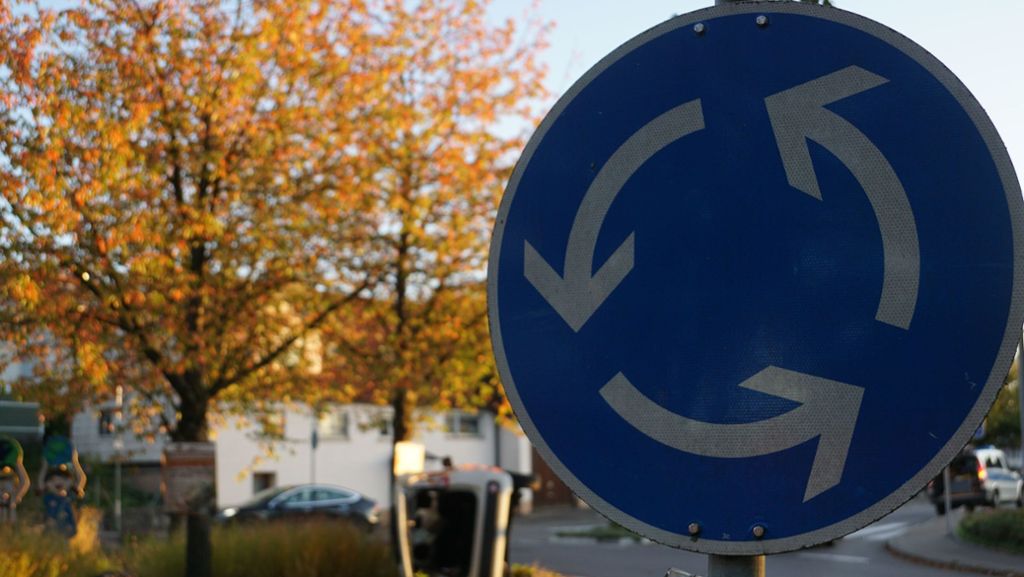 Filderstadt: Fußgänger bei Kreisverkehr erfasst
