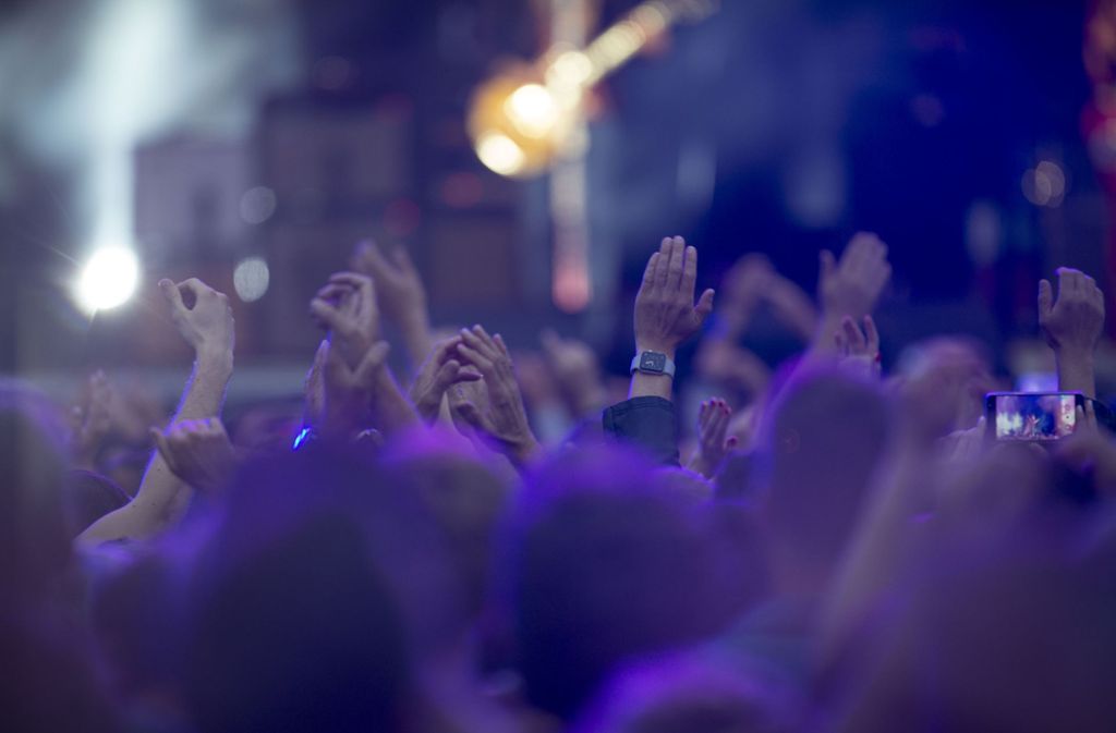 Hände hoch: Gleich zu Konzertbeginn gehen die Fans mit.