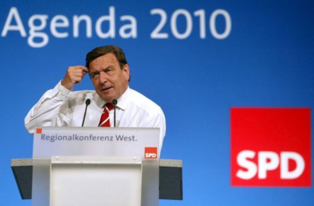 Innenpolitisch setzte Schröder vor allem mit der Agenda 2010 Zeichen. Sein Reformprogramm spaltete die SPD, sorgte aber erst nach seinem Abgang für einen Aufschwung am Arbeitsmarkt. Mit Schröders Erbe tut sich die SPD bis heute etwas schwer, im Ausland wird die Agenda dagegen ob ihrer Weitsicht bewundert.