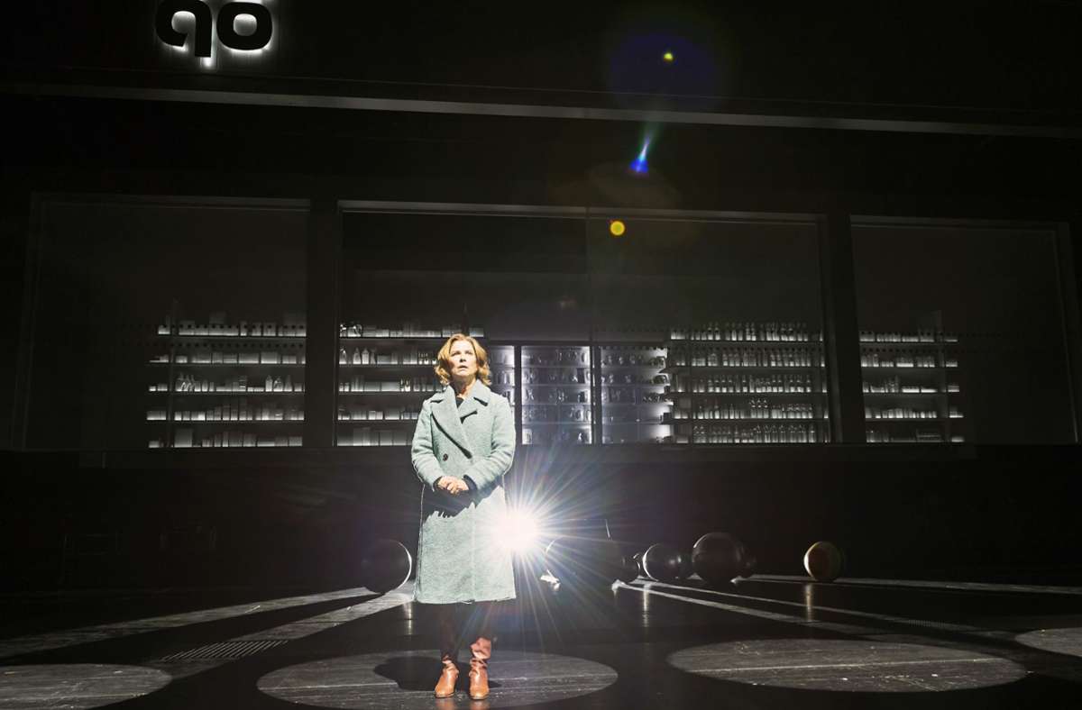 Szene mit Sylvana Krappatsch in Simon Stephens’ „Am Ende Licht“ im Schauspielhaus Stuttgart.