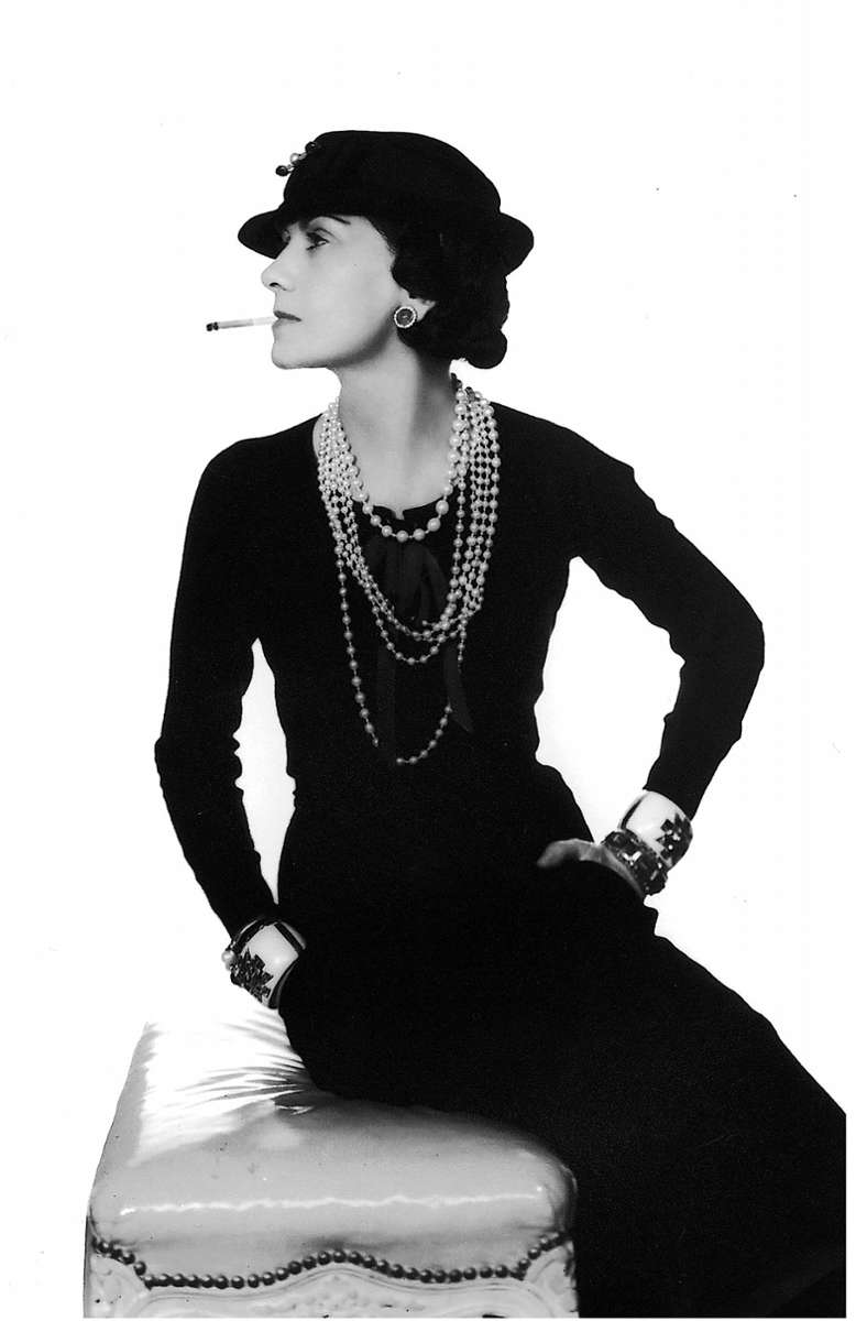 Mit einem kleinen Hutatelier fängt alles an, doch Gabrielle „Coco“ Chanel (hier im Jahr 1935) wird die Modewelt für immer verändern.
