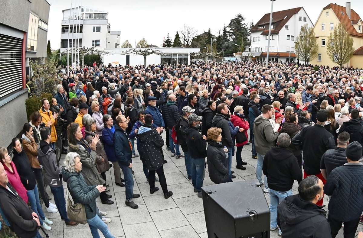 Erbost, aber friedlich: Demonstranten aus Tamm und Asperg vereint  auf dem Tammer Rathausplatz Foto: Werner Kuhnle