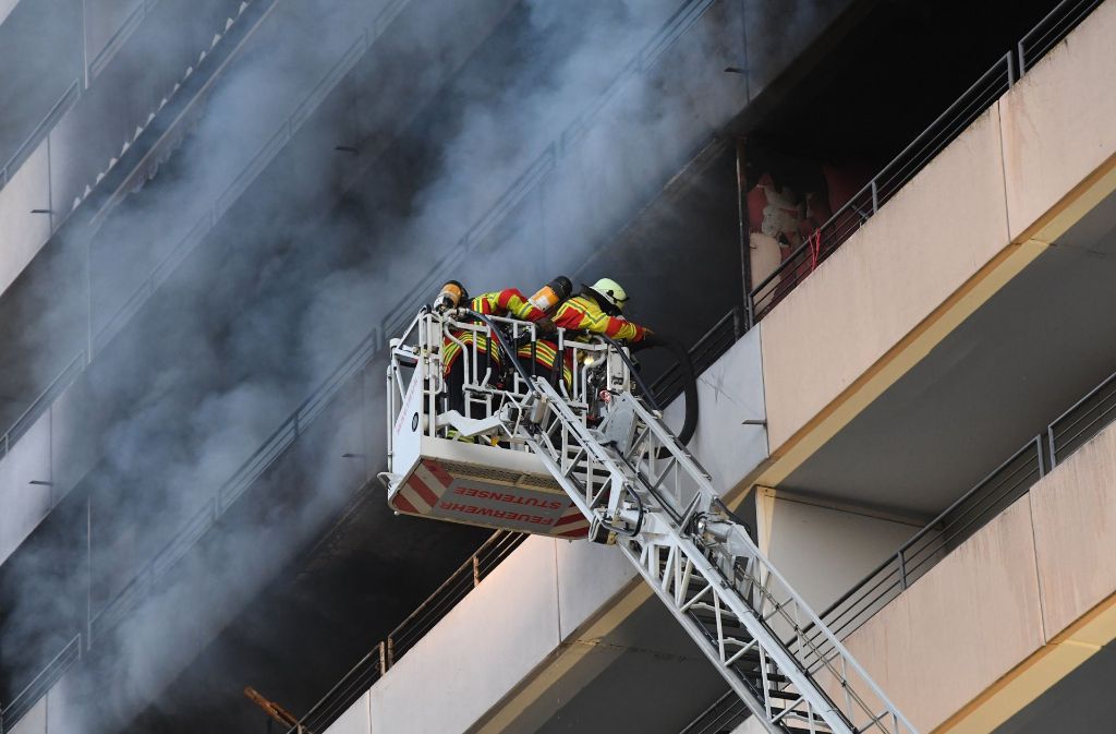 Der Brand war in einer Wohnung im siebten Obergeschoss des 13-stöckigen Mehrfamilienhauses ausgebrochen.