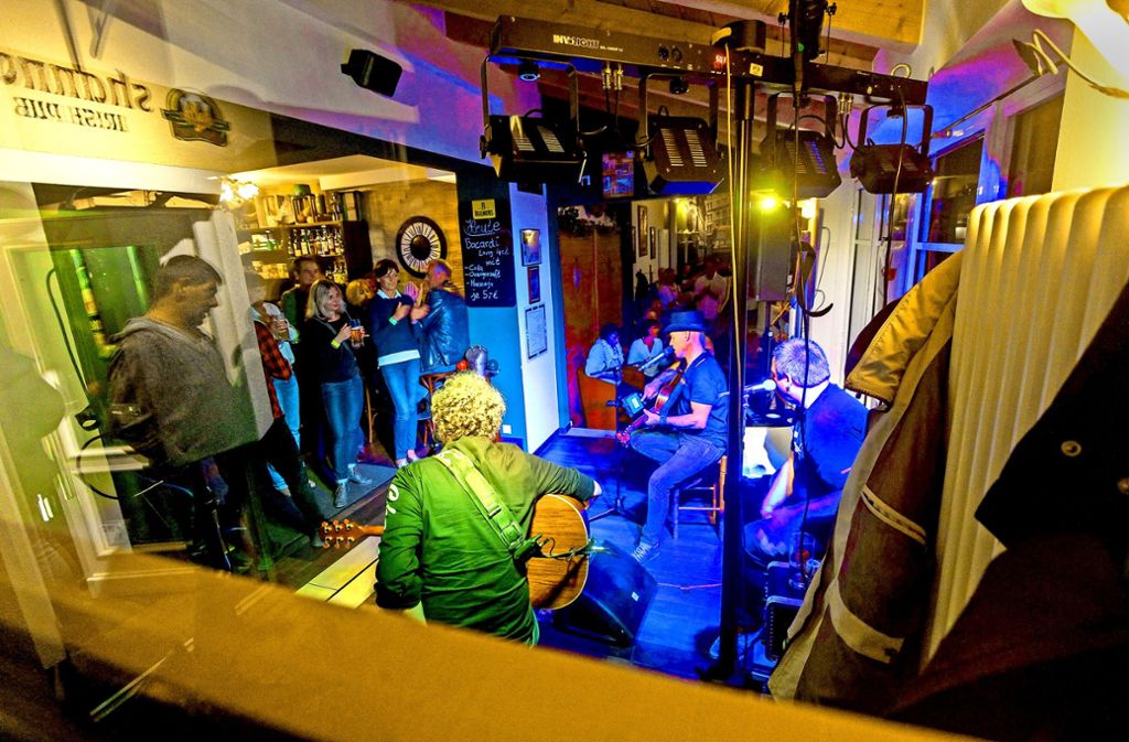 Im Shannon Irish Pub war es proppenvoll – die begeisterten Gäste klatschten zum Musikrhythmus der Rock- und Popsongs.