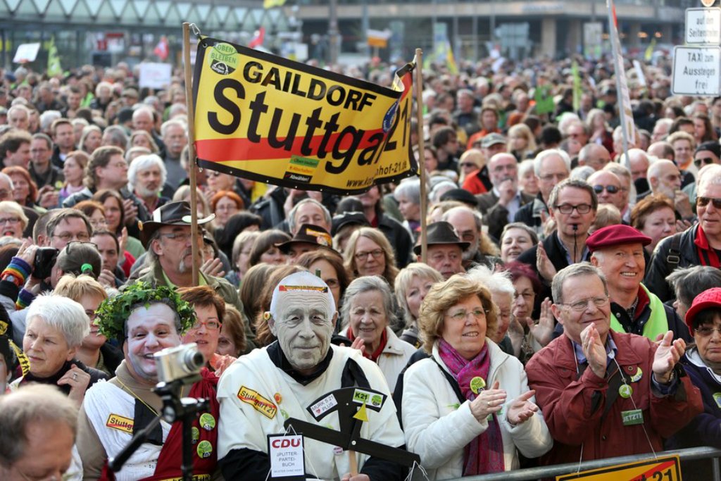Tausende haben am Montagabend erneut gegen das umstrittene Bahnprojekt Stuttgart 21 demonstriert.