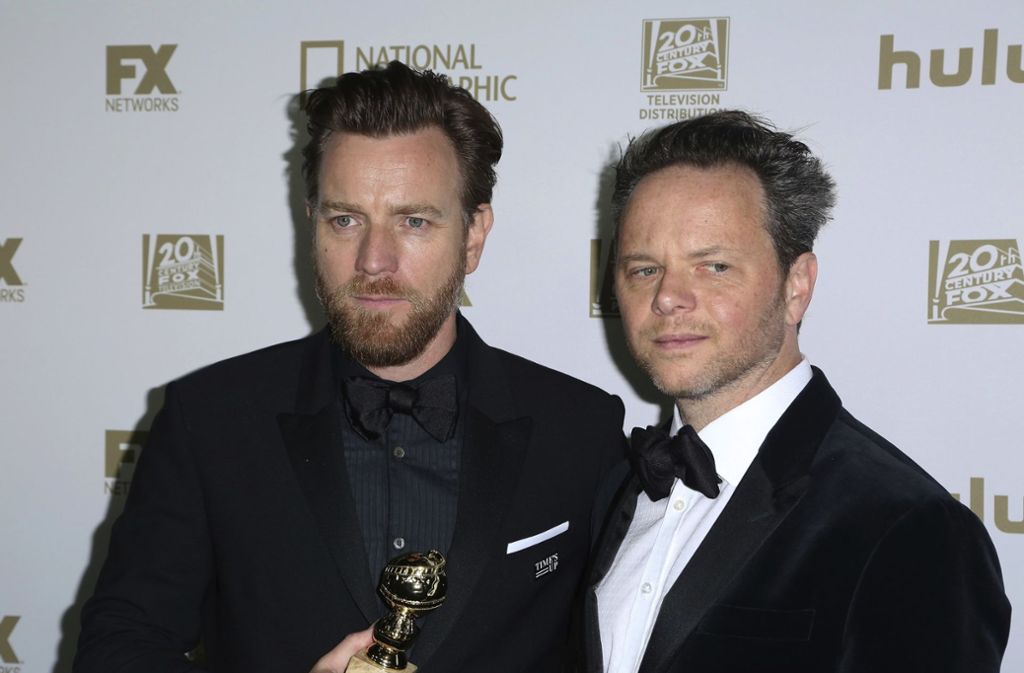 Ewan McGregor (links) erhielt die Trophäe als bester Schauspieler in der TV-Serie „Fargo“ – an seiner Seite war Noah Hawley.