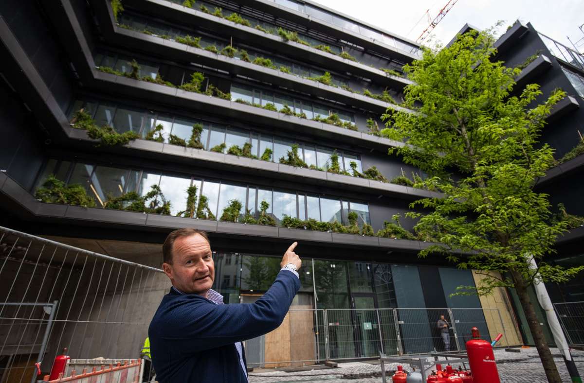 Frank Beling vom Bauherrn Ferdinand Piëch Holding GmbH sagt gerne: „Die grüne Fassade sowie die Calwer Passage holen die Natur zurück in die Stadt.“