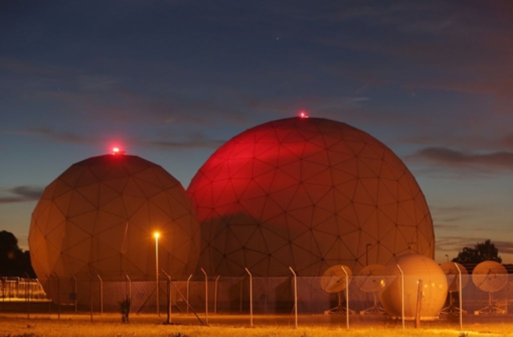 In der Abenddämmerung rot leuchtende Spionagekugel bei Bad Aibling Foto: Getty Images Europe