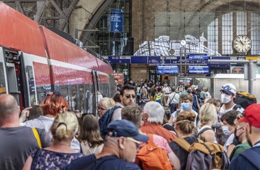 Volle Bahnsteige, überquellende Züge – aber das Ticket kostet fast nichts. Foto: IMAGO/Arnulf Hettrich/IMAGO/Arnulf Hettrich