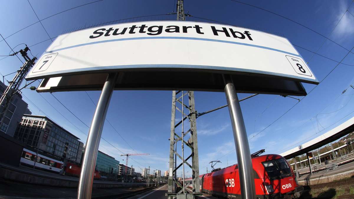 Hauptbahnhof in Stuttgart: Mann klaut Zugticket und zieht sich aus