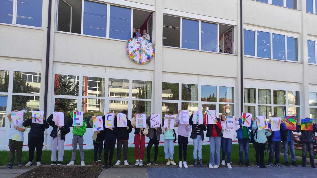 Weltfriedenstag in Fellbach: Schüler setzen  Zeichen für den Frieden