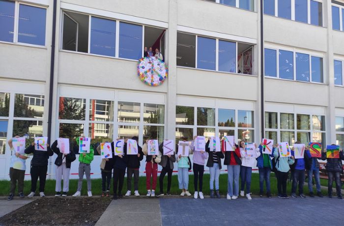 Schüler setzen  Zeichen für den Frieden