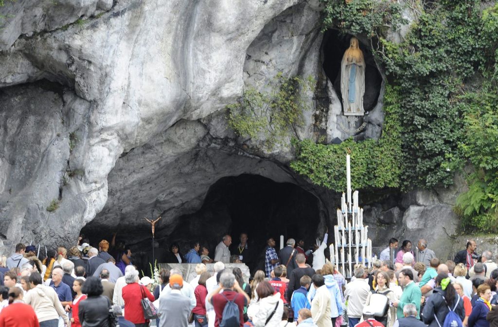 Lourdes-Wasser: Quellwasser aus dem berühmten katholischen Wallfahrtsort Lourdes im Département Hautes-Pyrénées im Südwesten Frankreichs ist der Inbegriff heilenden Wassers. Mehr als 120 000 Liter fließen täglich aus der Wunderquelle in Brunnen und Bäder, wo sie Gesunden und Siechenden als Heil- und Trostbad dienen.