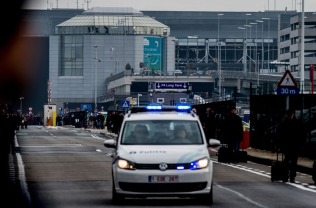 Die Polizei und das Militär haben ihre Präsenz am Flughafen und an den Landesgrenzen massiv verstärkt. Auch wichtige Zufahrtsstraßen nach Brüssel wurden gesperrt. Die belgischen Sicherheitsbehörden gehen von einem Terroranschlag aus.