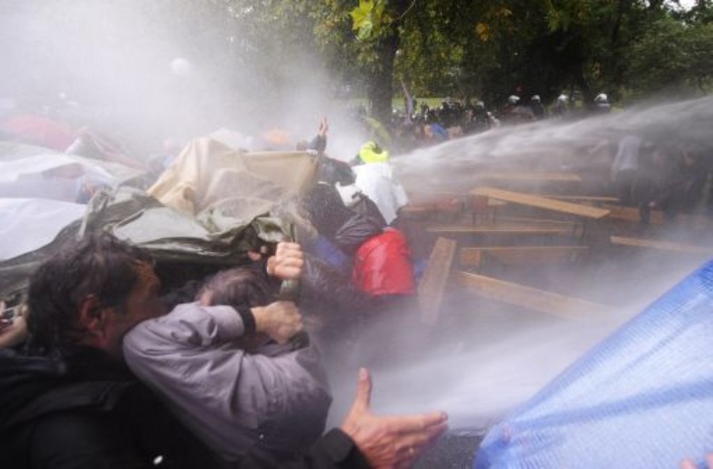 Bei dem Einsatz im Schlossgarten sind mehr als hundert Demonstranten und auch einige Polizisten verletzt worden. Foto: dapd