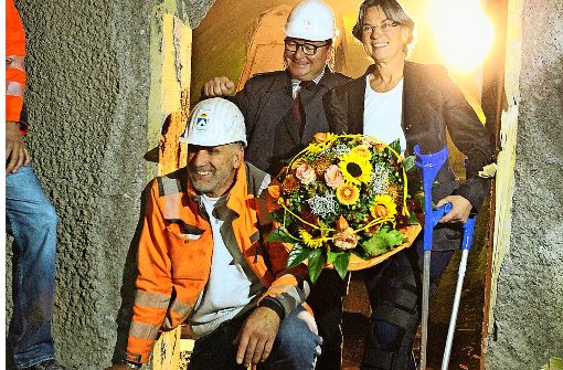 Polier Günther Weilharter, Manfred Leger, Chef der DB Projekt Stuttgart–Ulm, und Tunnelpatin Simone Herrmann freuen sich über den  Tunneldurchbruch. Foto: Lichtgut/Jan Reich