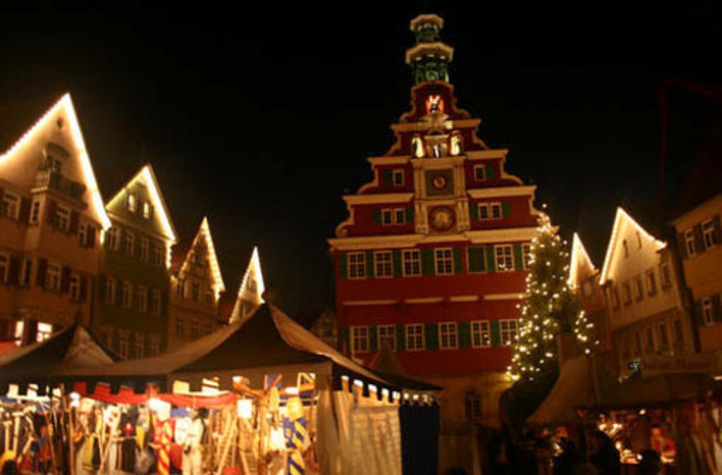 Ein Weihnachtsmarkt der besonderen Art ist auch der "Esslinger Weihnachts- und Mittelaltermarkt", der in diesem Jahr vom 24. November bis zum 22. Dezember stattfindet. Hier gibt es nämlich nicht nur einen traditionellen Weihnachtsmarkt auf dem Marktplatz mit Glühwein, Holzspielzeug, Seifen, Kräutern und Engel, ...
