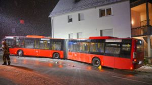 Schneechaos im Kreis Esslingen: Tonnenschwerer Bus rutscht gegen Hauswand