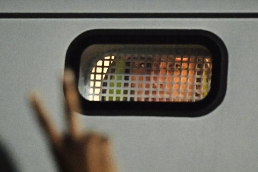 Ein Flüchtling im Polizeiauto – 370 Menschen waren an der Prügelei beteiligt. Foto: dpa